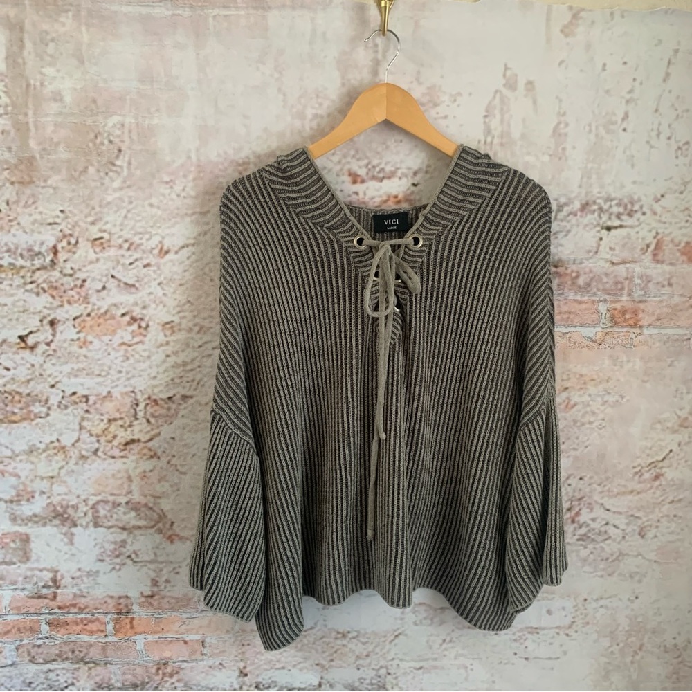 VICI Grey Striped Ribbed Knit Grommet V-Neck Hooded Sweater